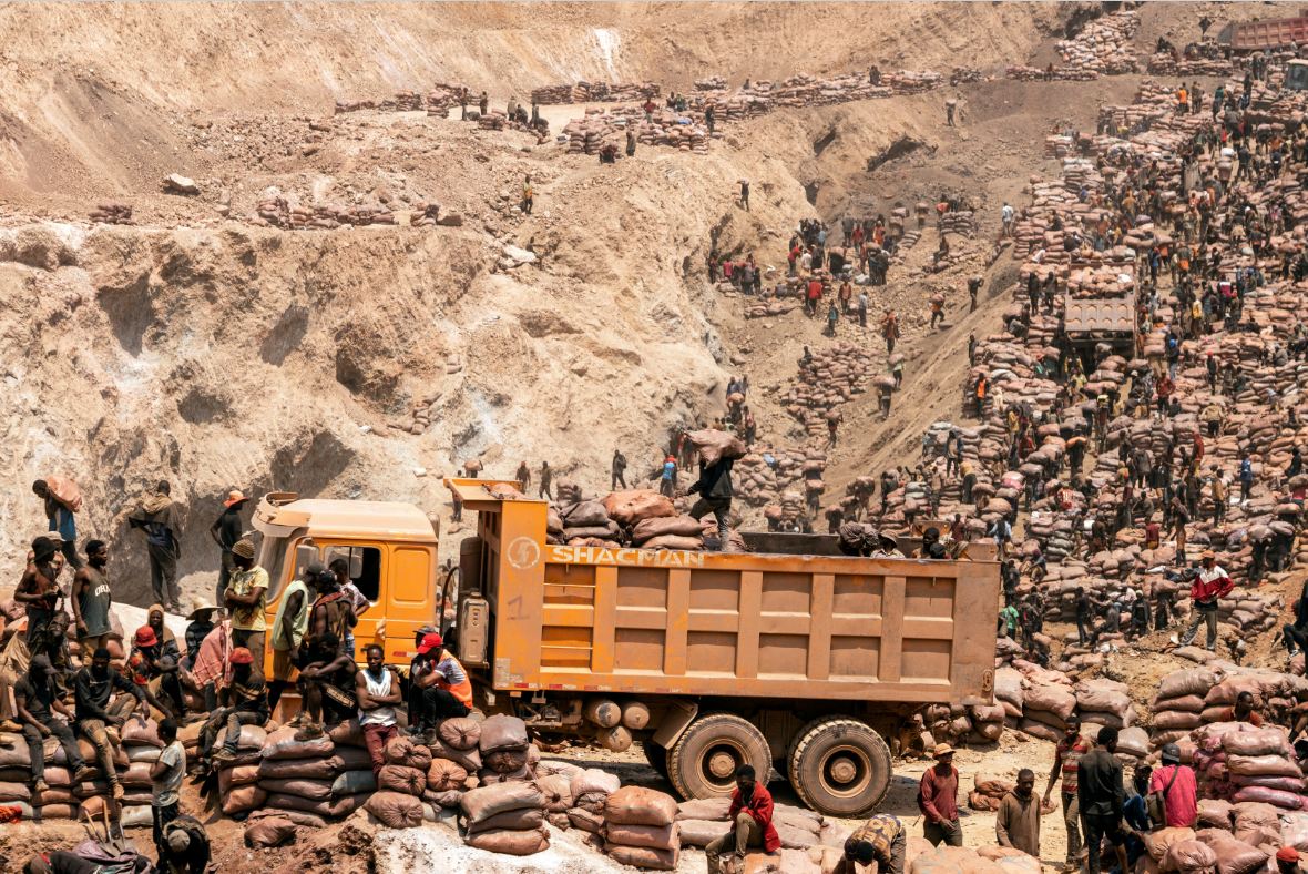 نمای دیگری از معدنچیان صنعتگر که در معدن شابارا در نزدیکی کلوزی در 12 اکتبر 2022 کار می کنند